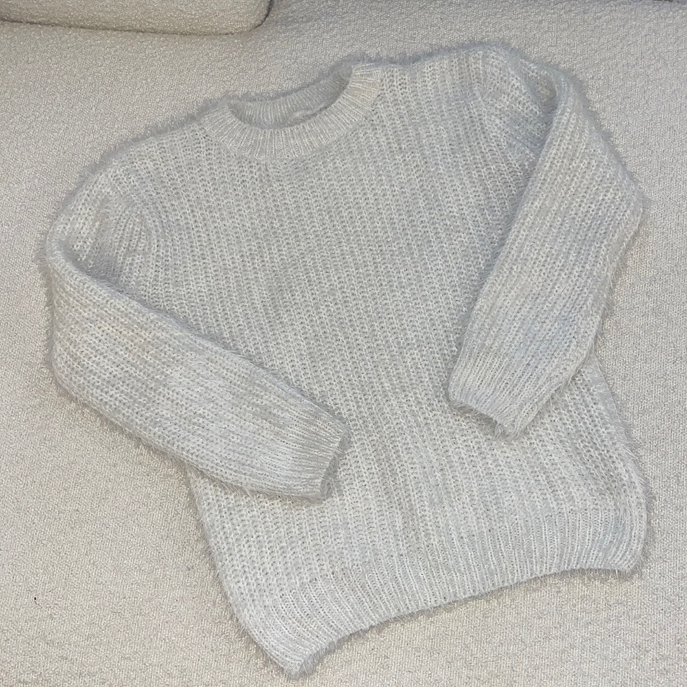 Fuzzy sweater very soft and stretchy small